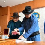 Монгол Улсын хуулийн уг эх дээр Төрийн тамга дарлаа
