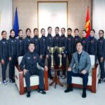 НИТХ-ЫН ДАРГА А.БАЯР ДЭЛХИЙН АВАРГА “ROYAL DANCE” ХАМТЛАГИЙН БҮЖИГЧДИЙГ ХҮЛЭЭН АВЧ УУЛЗЛАА